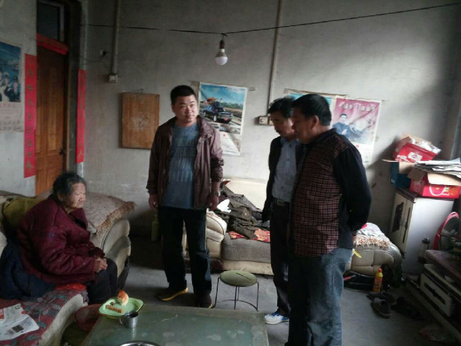 第一书记入户走访.jpg